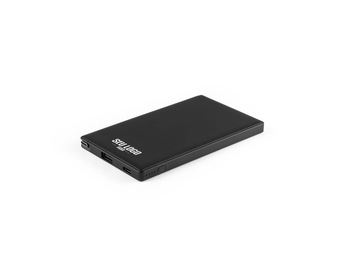 Bateria portátil em ABS 100% reciclado. Tem capacidade de 4.000 mAH e tempo de vida = 500 ciclos. Possui porta de entrada USB-C, porta de saída USB-A e cabo USB-C integrado para carregar os seus dispositivos. Incluso um cabo de carregamento rápido USB-C para carregar a bateria portátil.