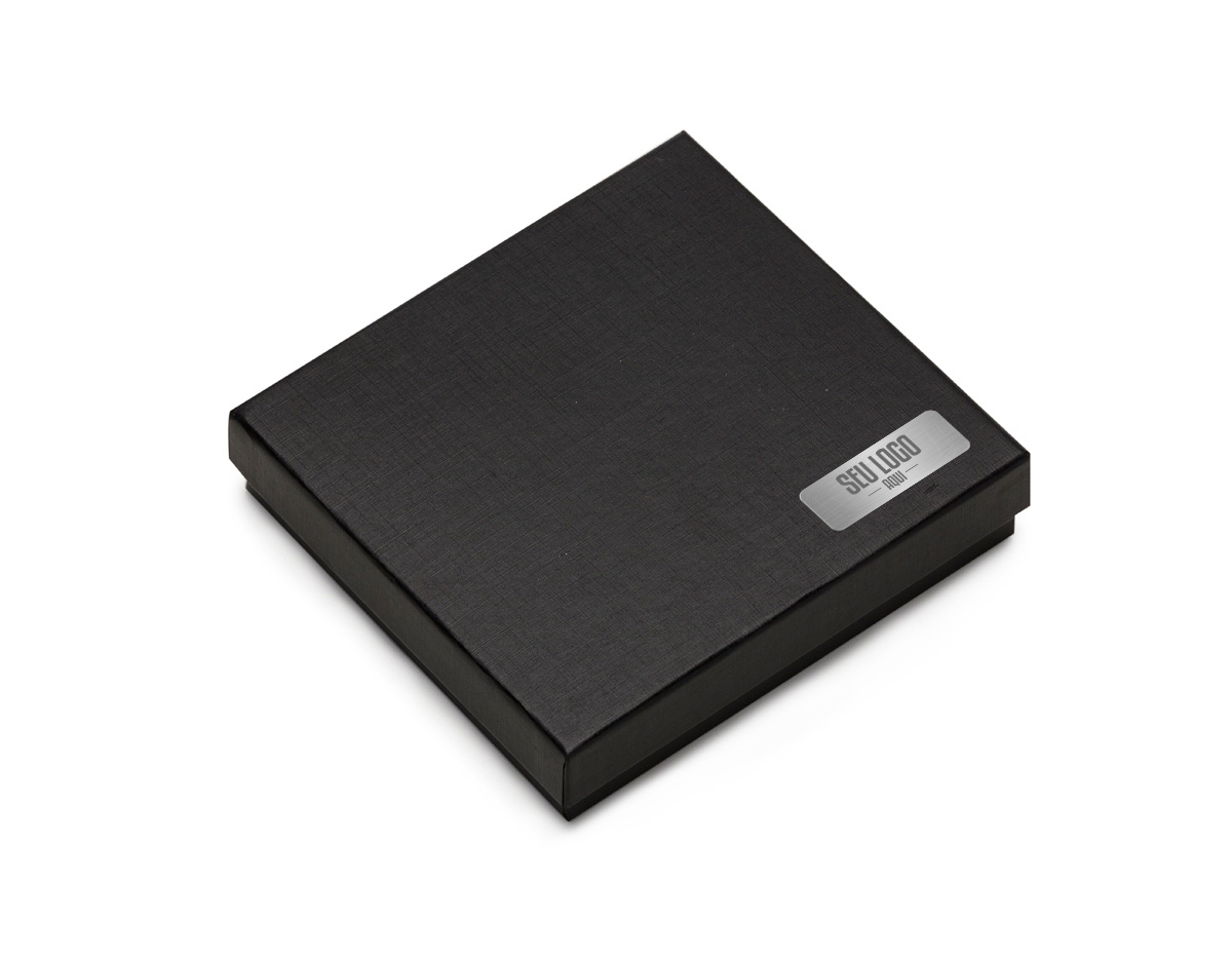 Kit executivo com 2 peças em estojo preto de papelão revestido com espuma interna. Possui uma caneta metal esfero laser e lanterna, clip metal e ao lado desenhos indicativos referente as funções, contém dois anéis prata, sendo o primeiro ao desrosquear fica o compartimento das baterias(acompanha 3 baterias CNB G3A) e o segundo anel é uma tampa com ponta touch, basta puxá-la para utilizar a caneta esfero. Porta cartão em couro sintético com detalhes em metal espelhado, parte interna revestida com veludo.