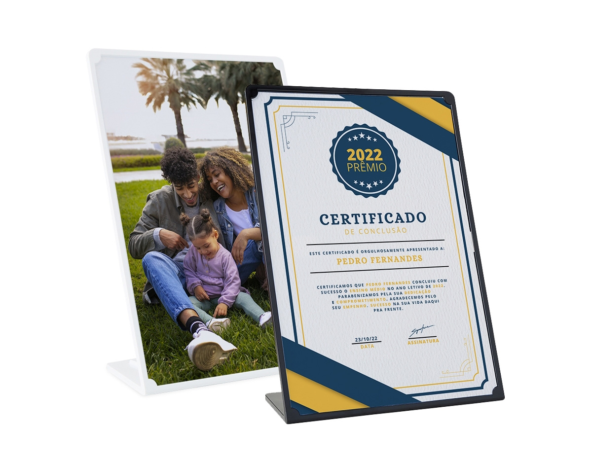 Expositor porta-retrato no formato A4, fabricado em poliestireno com placa acrílica para proteção da imagem ou documento