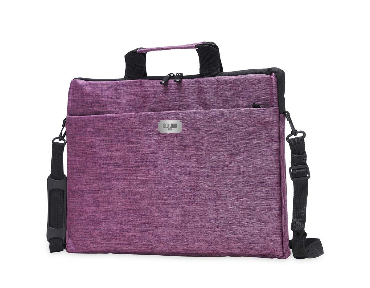 Pasta para notebook 15’6 em poliéster resistente à água com dois compartimentos, sendo o principal para notebook e o outro frontal. Contém interior forrado e almofadado, alça para encaixe em malas de viagem e acompanha alça transversal.