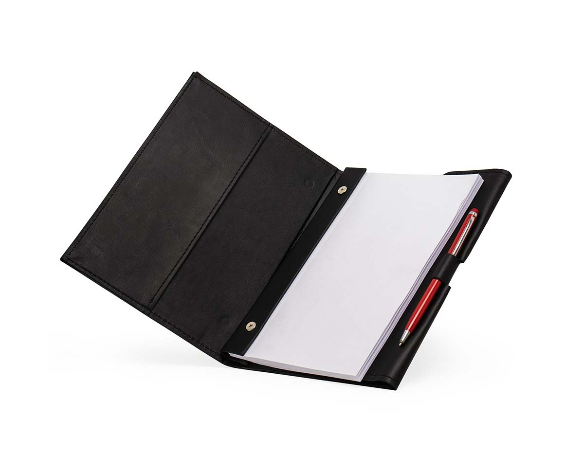 Leve suas ideias e anotações a qualquer lugar! Nosso caderneta com estilo executivo é ideal para registros do dia a dia, unindo elegância e praticidade. Ele conta com 78 folhas destacáveis,  facilitando compartilhamento de anotações. Feito em couro sintético e com capa dura, possui um bolso para documentos e papéis. Além disso, conta com fechamento magnético e suporte para caneta, garantindo organização e funcionalidade.
