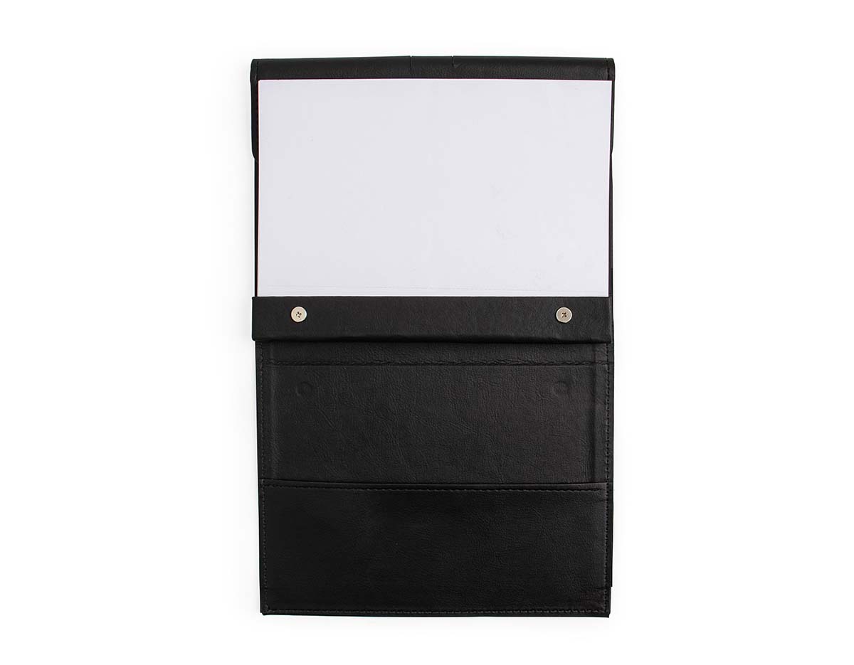 Leve suas ideias e anotações a qualquer lugar! Nosso caderneta com estilo executivo é ideal para registros do dia a dia, unindo elegância e praticidade. Ele conta com 78 folhas destacáveis,  facilitando compartilhamento de anotações. Feito em couro sintético e com capa dura, possui um bolso para documentos e papéis. Além disso, conta com fechamento magnético e suporte para caneta, garantindo organização e funcionalidade.