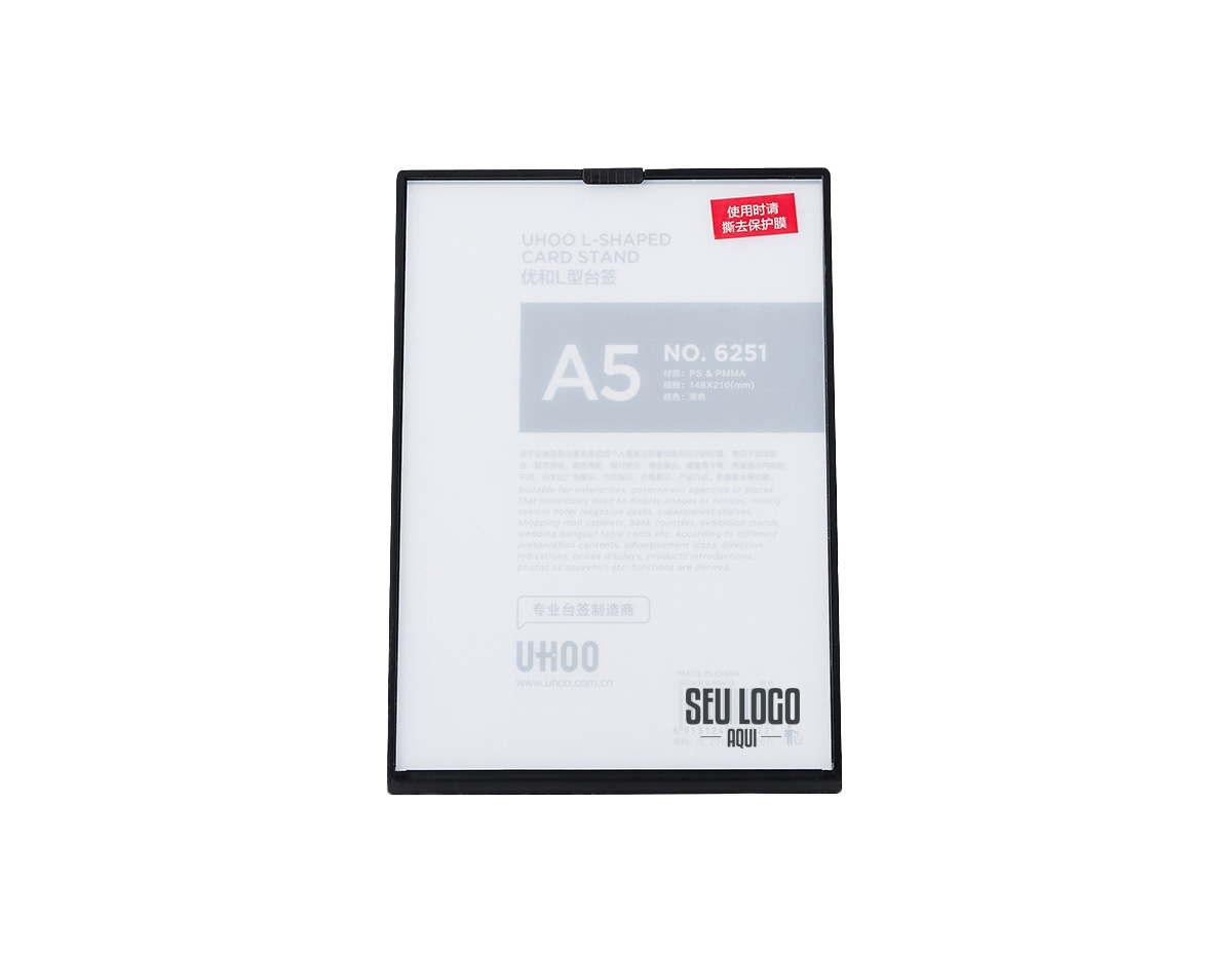 Expositor porta-retrato no formato A5, produzido em poliestireno, com placa frontal em acrílico transparente que protege e valoriza a imagem exposta. Ideal para organização e apresentação de materiais visuais em ambientes diversos.