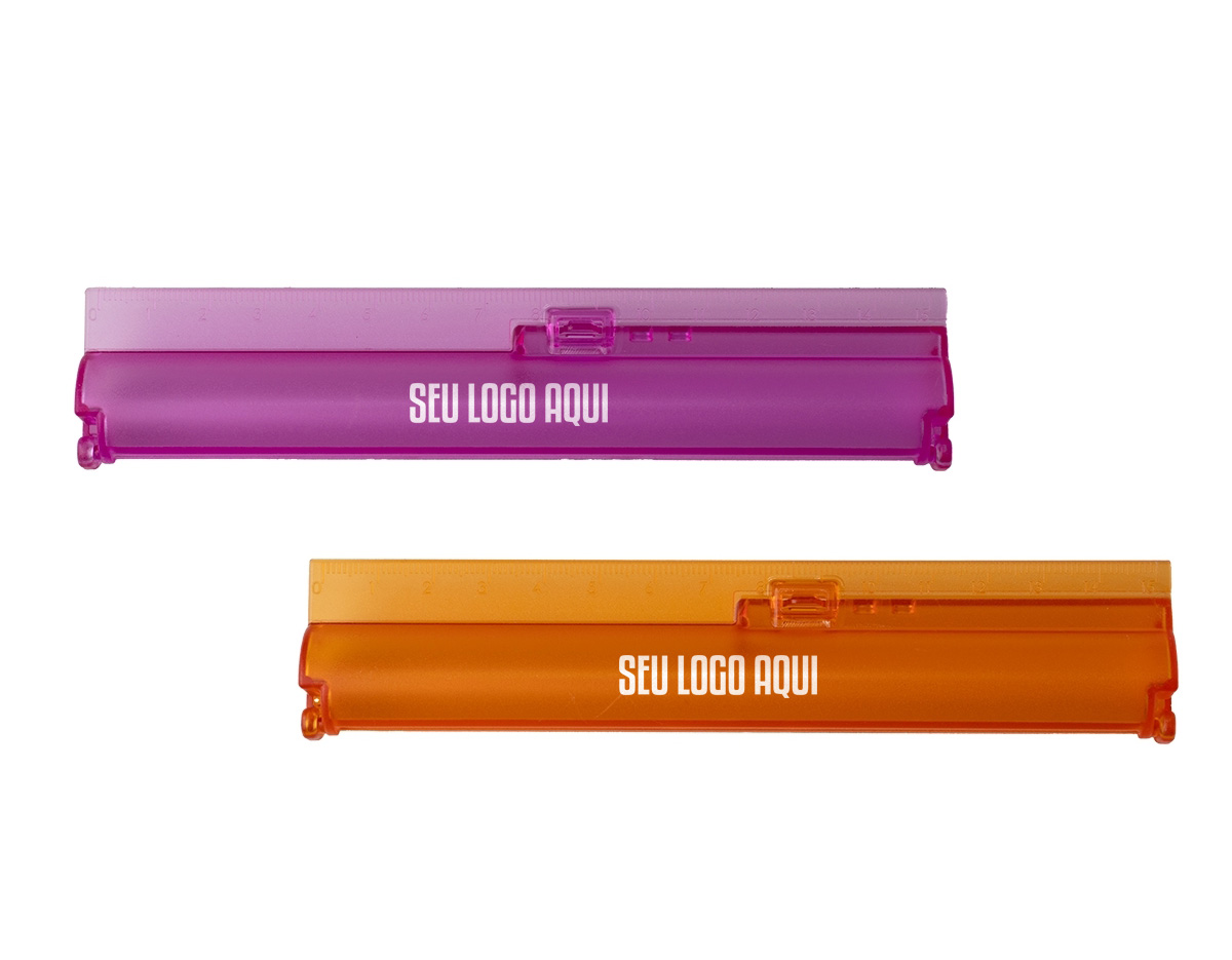 Estojo de plástico com régua integrada de 15 cm e compartimento específico para acomodar uma caneta. Produto compacto e funcional, ideal para uso escolar ou profissional. Não inclui caneta.