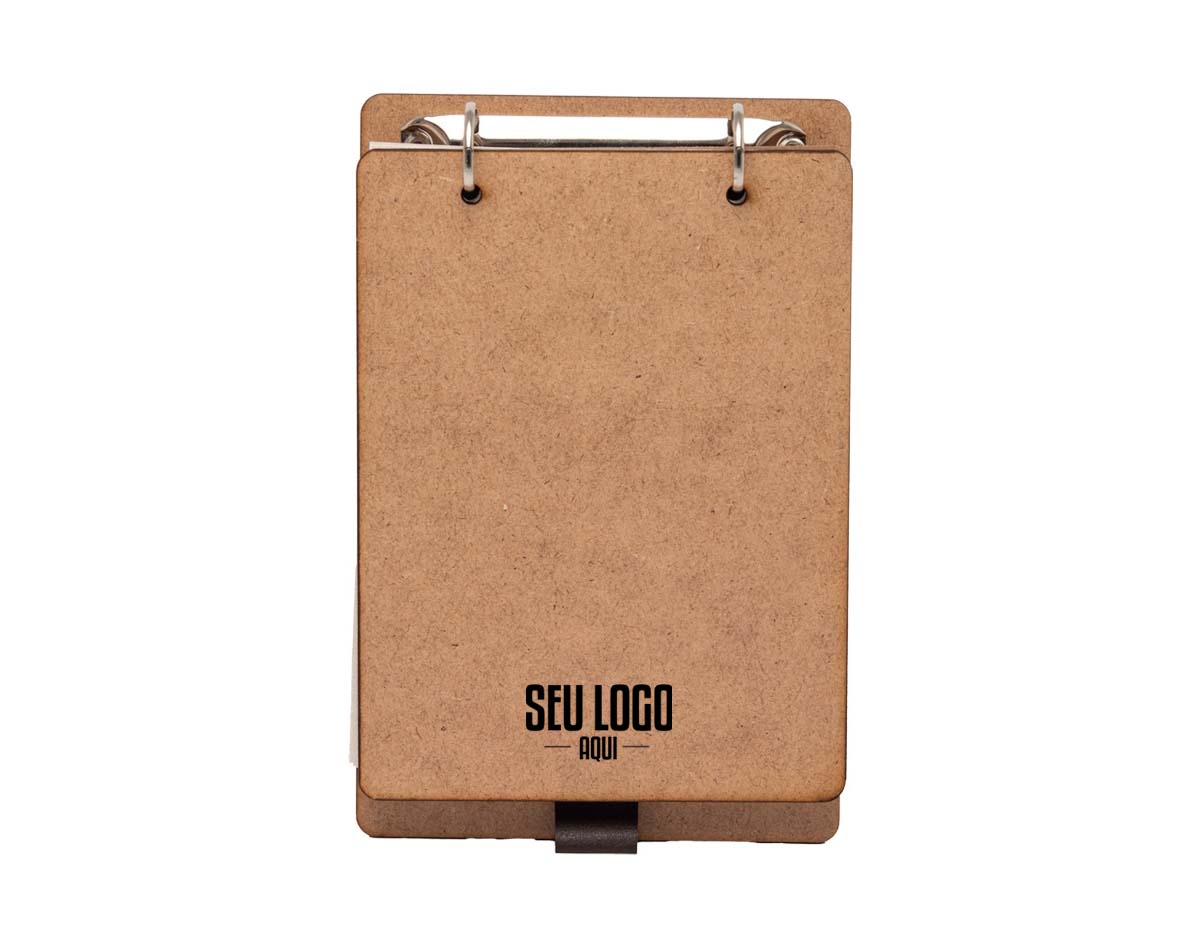 Bloco de anotações em MDF ecológico, com aproximadamente 96 folhas recicláveis sem pauta, ideal para quem busca uma opção sustentável. Possui porta-caneta integrado e trilho de ferro para fácil remoção e adição de folhas. Perfeito para quem deseja organização com consciência ambiental. OBS.: Não acompanha caneta, imagem meramente ilustrativa.
