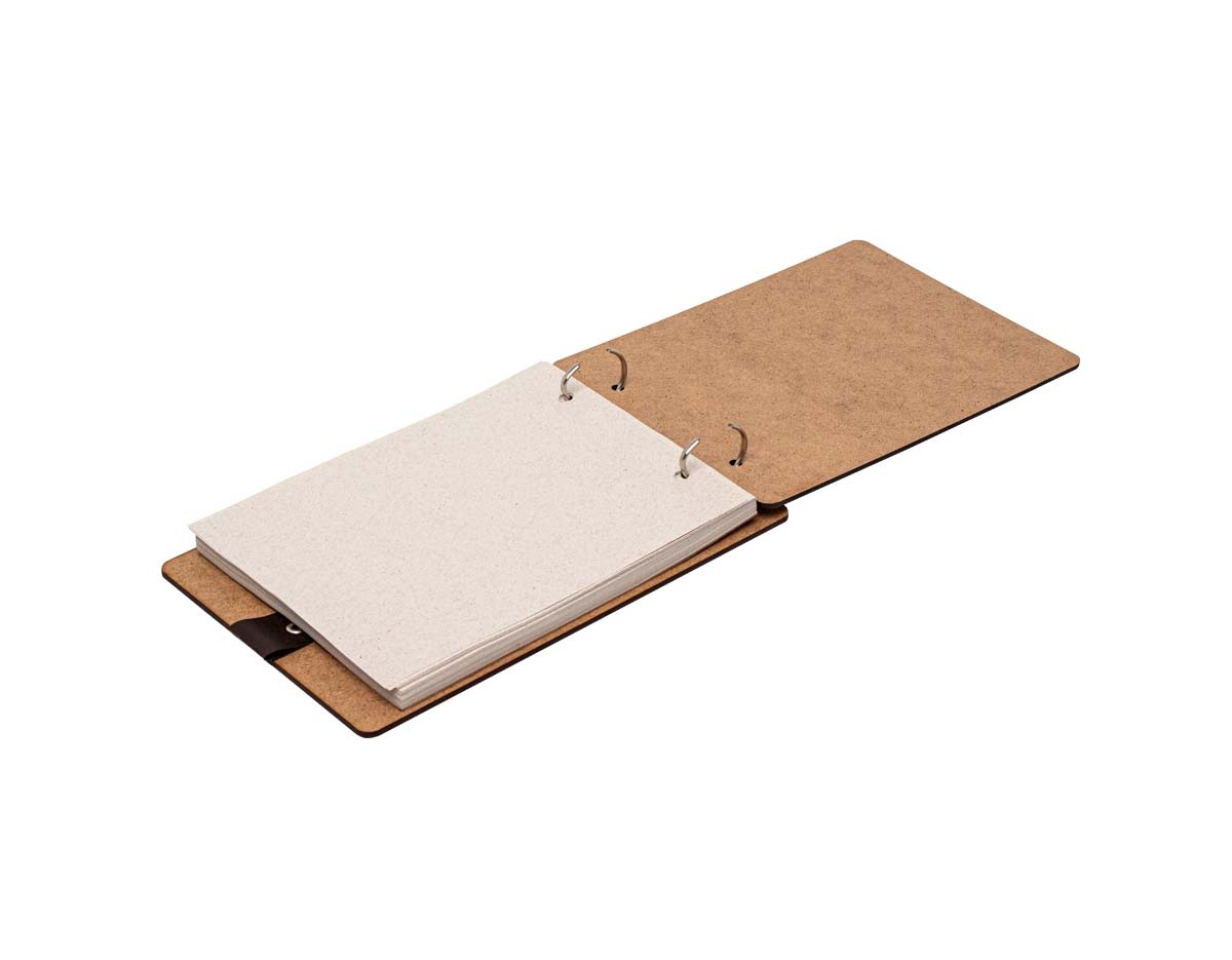 Bloco de anotações em MDF ecológico, com aproximadamente 96 folhas recicláveis sem pauta, ideal para quem busca uma opção sustentável. Possui porta-caneta integrado e trilho de ferro para fácil remoção e adição de folhas. Perfeito para quem deseja organização com consciência ambiental. OBS.: Não acompanha caneta, imagem meramente ilustrativa.