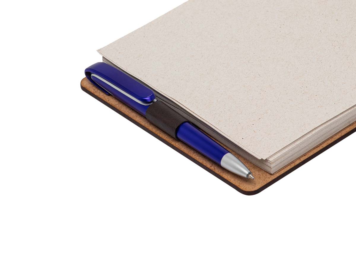 Bloco de anotações em MDF ecológico, com aproximadamente 96 folhas recicláveis sem pauta, ideal para quem busca uma opção sustentável. Possui porta-caneta integrado e trilho de ferro para fácil remoção e adição de folhas. Perfeito para quem deseja organização com consciência ambiental. OBS.: Não acompanha caneta, imagem meramente ilustrativa.