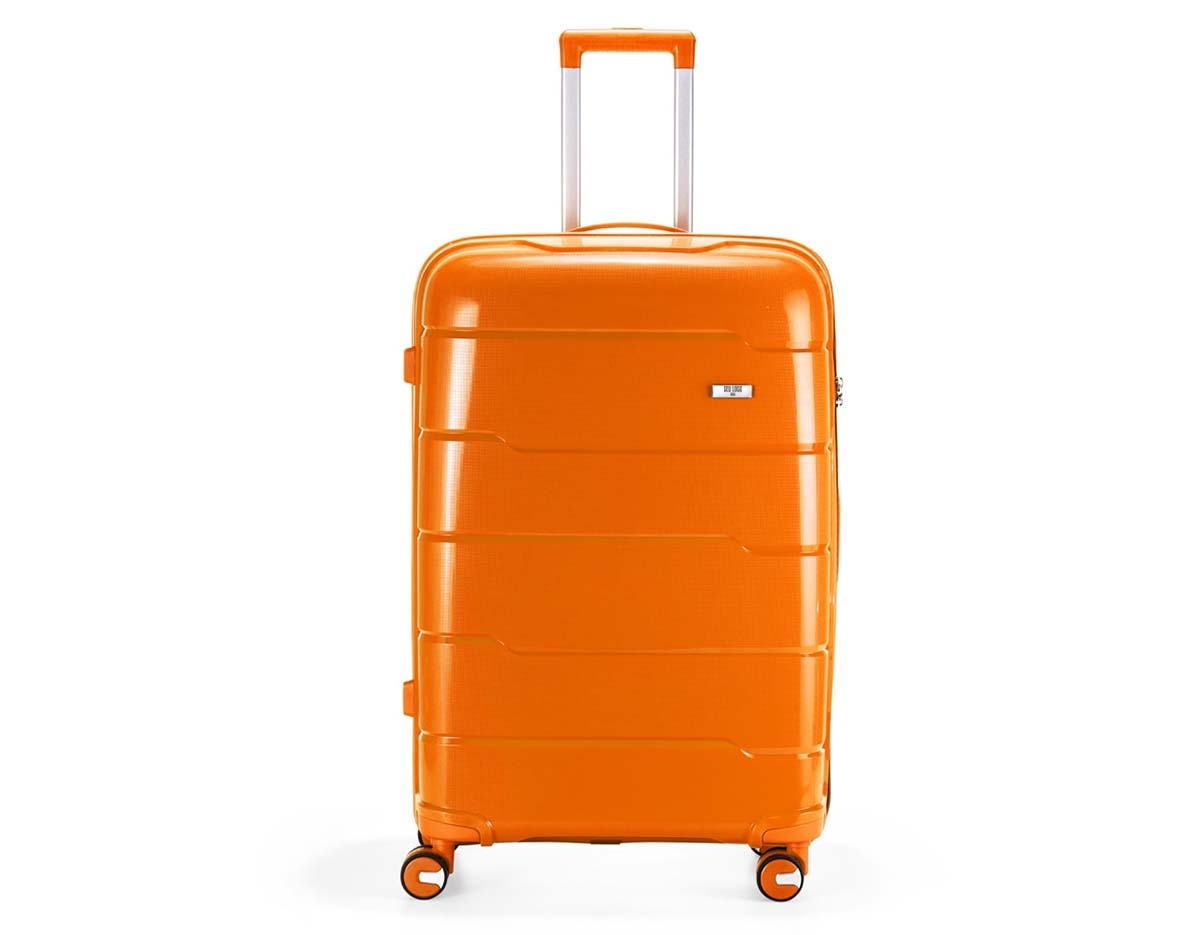 Mala de viagem rígida com capacidade de 95 litros, feita em plástico resistente. Conta com cadeado numérico TSA, compartimentos internos com bolso telado e cinta compressora. Possui duas alças de mão, puxador retrátil ajustável, quatro rodas 360° e apoios laterais. Acompanha placa para personalização.