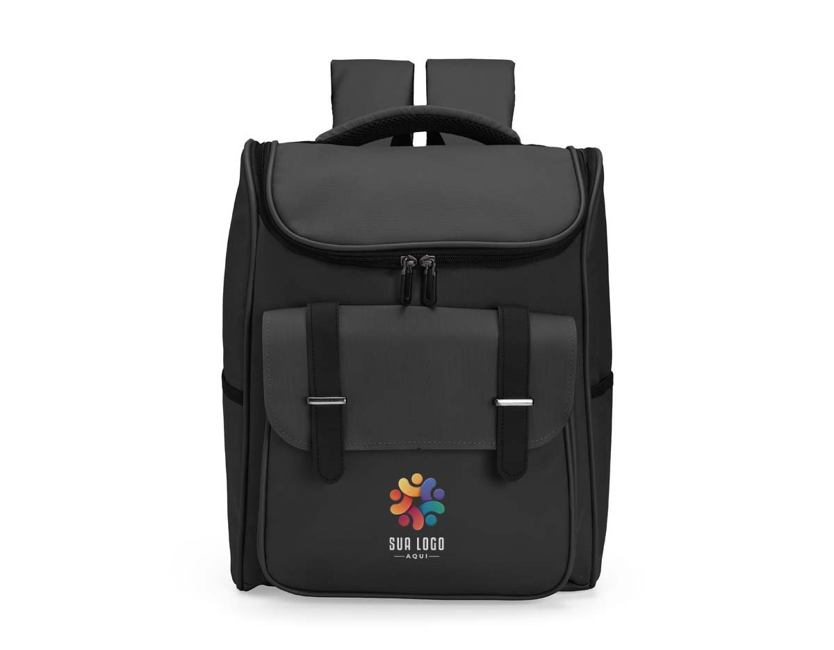 Mochila executiva em couro sintético resistente à água, com compartimento principal amplo, dois bolsos acolchoados para notebooks de até 14", bolso frontal com fivela e botão magnético, dois bolsos laterais, engate para mala e alças acolchoadas. Ideal para praticidade e conforto no dia a dia.