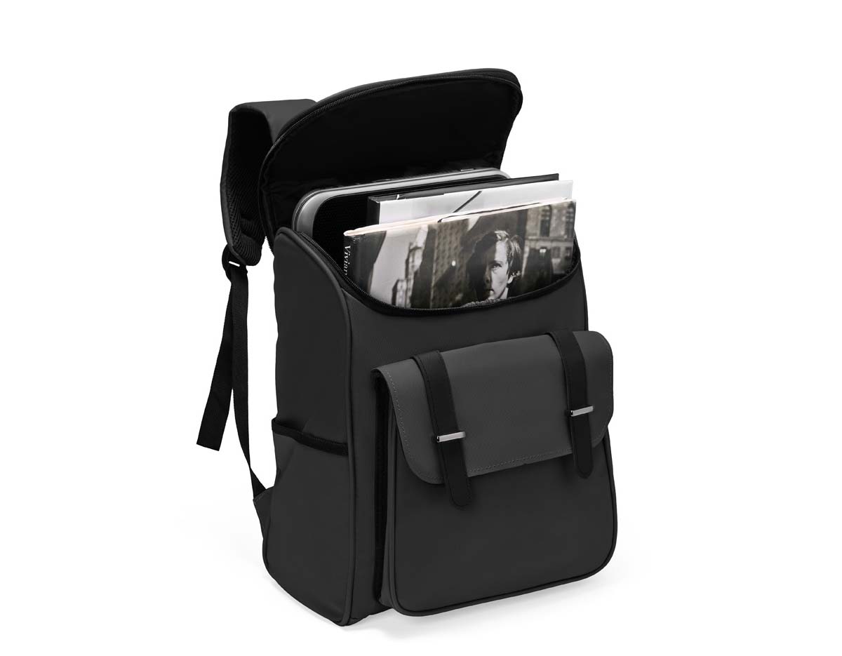 Mochila executiva em couro sintético resistente à água, com compartimento principal amplo, dois bolsos acolchoados para notebooks de até 14", bolso frontal com fivela e botão magnético, dois bolsos laterais, engate para mala e alças acolchoadas. Ideal para praticidade e conforto no dia a dia.