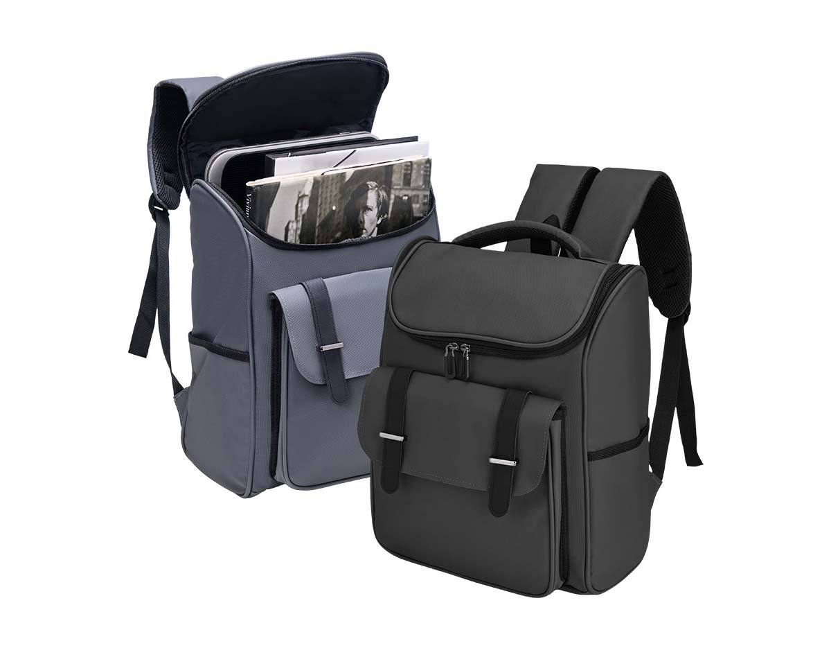 Mochila executiva em couro sintético resistente à água, com compartimento principal amplo, dois bolsos acolchoados para notebooks de até 14", bolso frontal com fivela e botão magnético, dois bolsos laterais, engate para mala e alças acolchoadas. Ideal para praticidade e conforto no dia a dia.