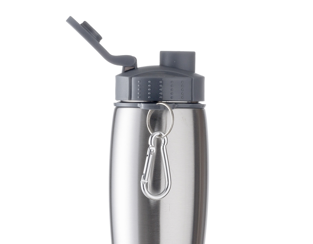 Squeeze inox 750ml com tampa plástica rosqueável e abertura superior, acompanha mosquetão. Tem a parte inferior emborrachada.
