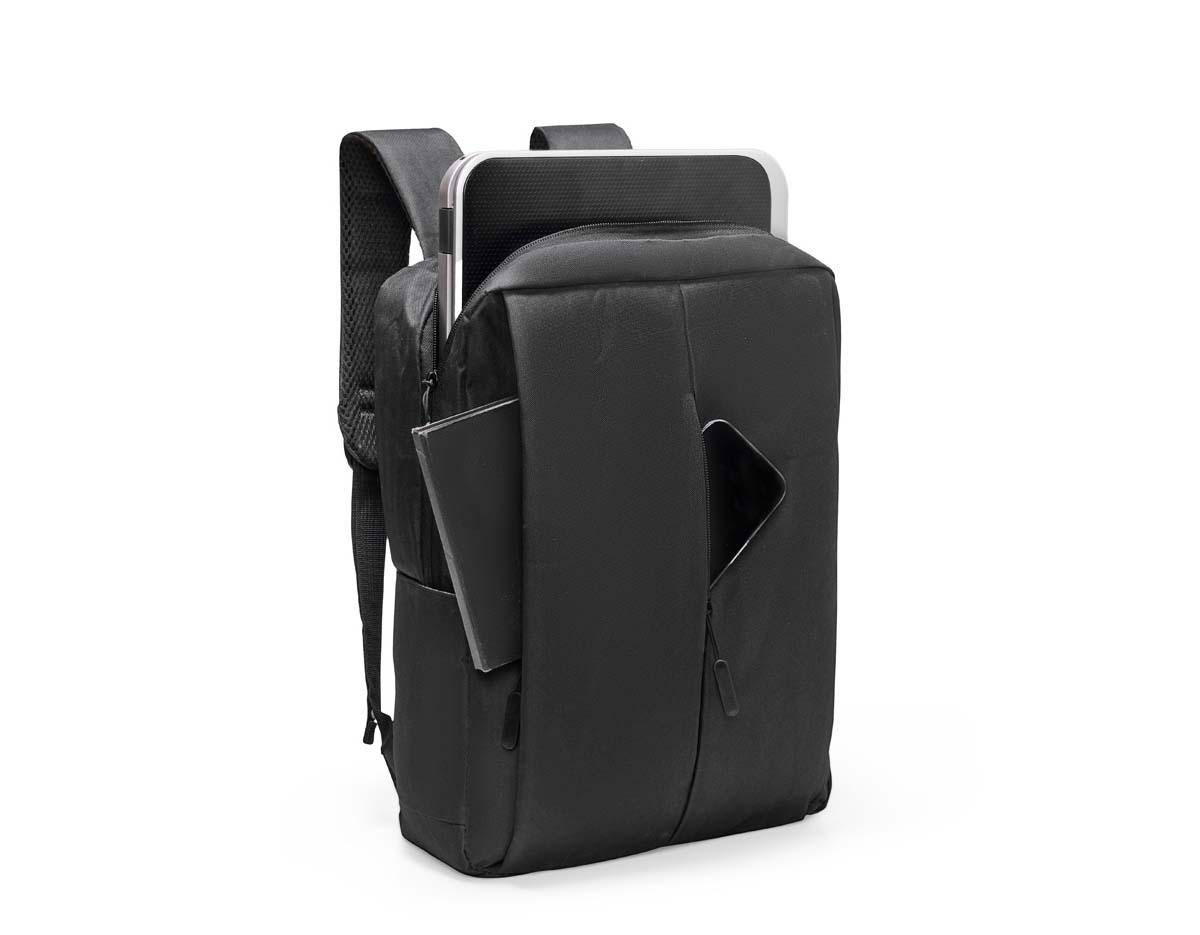 Mochila de poliéster com capacidade de 21 litros, ideal para trabalho ou escola. Possui alças ajustáveis, dois compartimentos, sendo um principal com divisórias, entrada USB e espaço para notebook de até 14". Conta ainda com bolso extra com zíper e engate para mala de viagem.