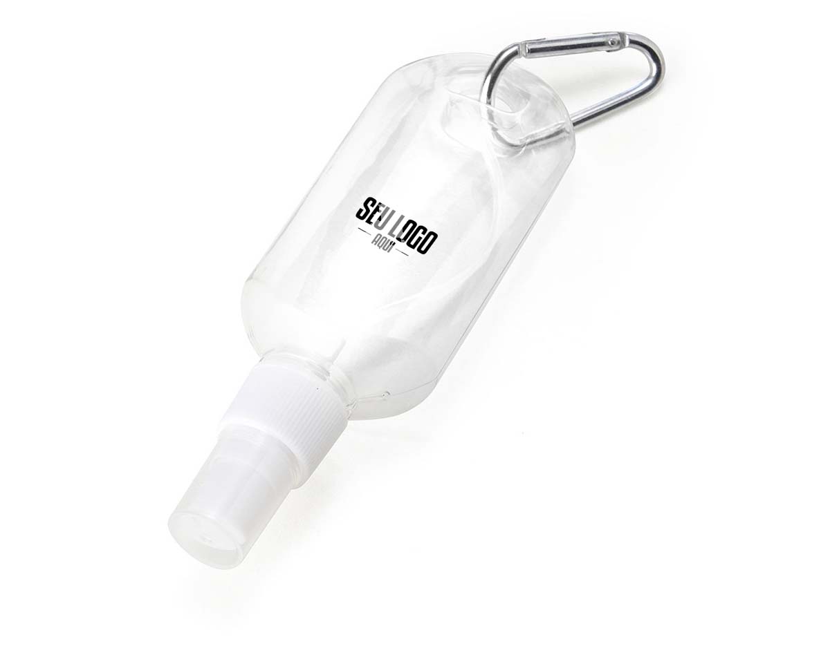 Frasco plástico spray com capacidade de 100ml, contém tampa branca com encaixe rosqueável e acompanha chaveiro mosquetão para transporte.