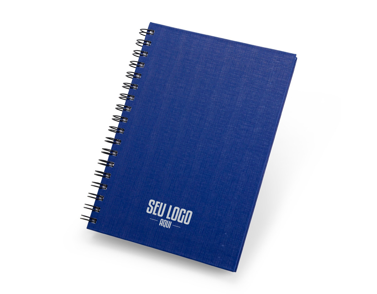 Caderno com capa dura em linho e espiral metálica. Possui cerca de 101 folhas: 1 de guarda, 1 com calendários de 2024 a 2026, 6 para planejamento anual, 87 pautadas, 5 quadriculadas e 1 para contatos. Design funcional e estrutura versátil, ideal para uso diário.