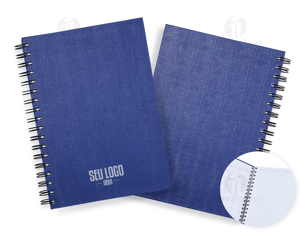 Caderno com capa dura em linho e espiral metálica. Possui cerca de 101 folhas: 1 de guarda, 1 com calendários de 2024 a 2026, 6 para planejamento anual, 87 pautadas, 5 quadriculadas e 1 para contatos. Design funcional e estrutura versátil, ideal para uso diário.