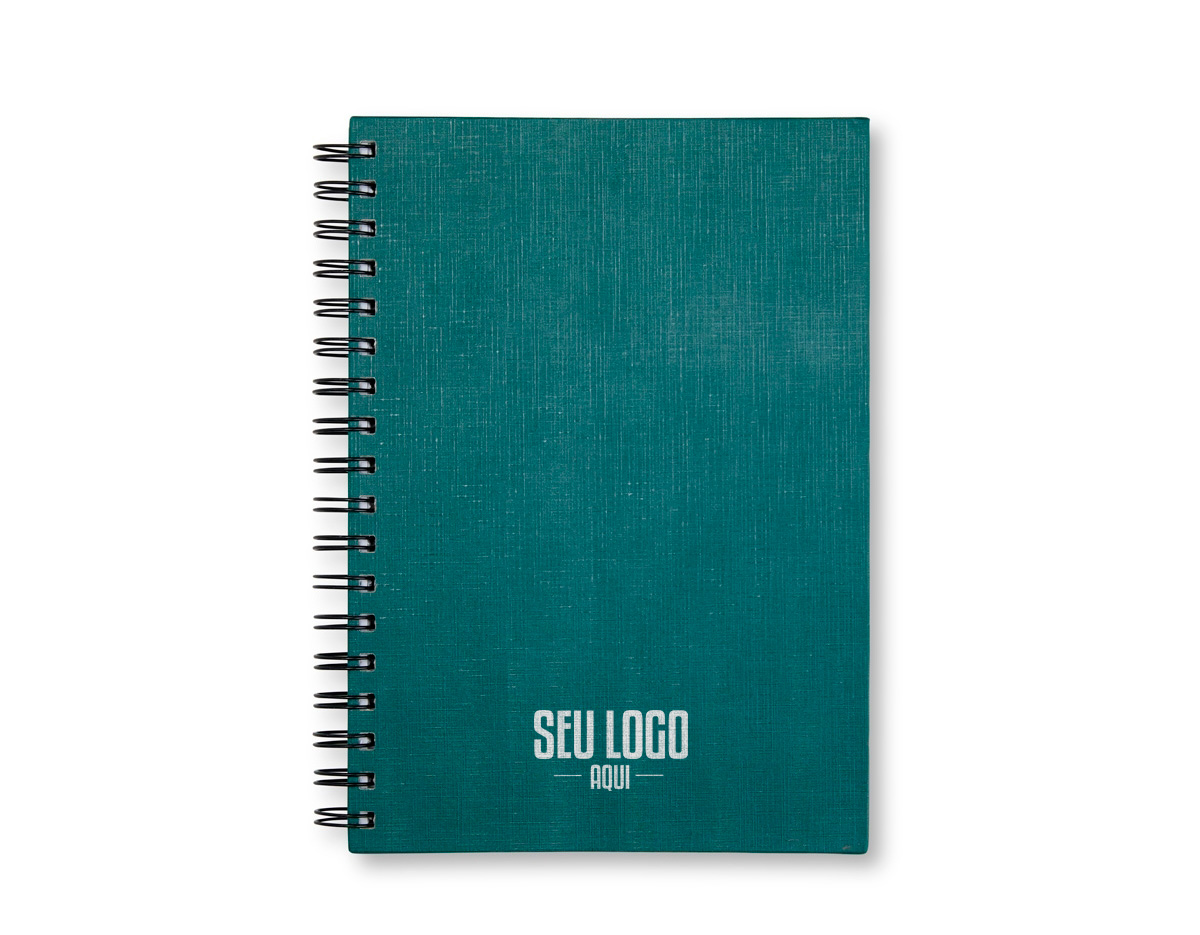 Caderno com capa dura em linho e espiral metálica. Possui cerca de 101 folhas: 1 de guarda, 1 com calendários de 2024 a 2026, 6 para planejamento anual, 87 pautadas, 5 quadriculadas e 1 para contatos. Design funcional e estrutura versátil, ideal para uso diário.