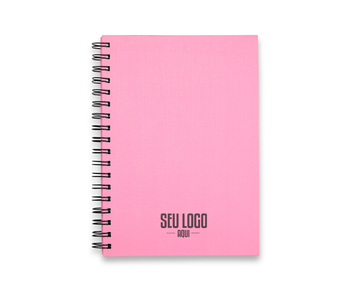 Caderno com capa dura em linho e espiral metálica. Possui cerca de 101 folhas: 1 de guarda, 1 com calendários de 2024 a 2026, 6 para planejamento anual, 87 pautadas, 5 quadriculadas e 1 para contatos. Design funcional e estrutura versátil, ideal para uso diário.