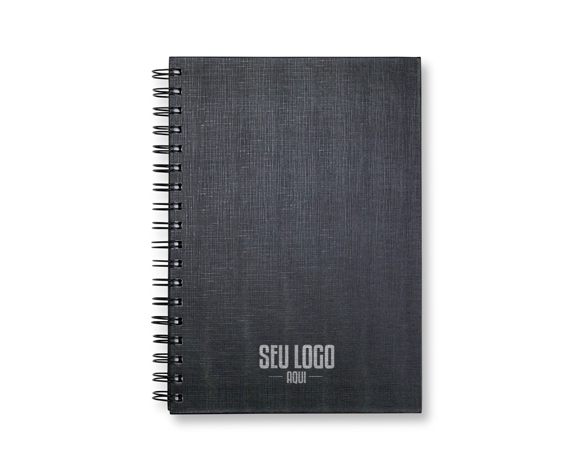 Caderno com capa dura em linho e espiral metálica. Possui cerca de 101 folhas: 1 de guarda, 1 com calendários de 2024 a 2026, 6 para planejamento anual, 87 pautadas, 5 quadriculadas e 1 para contatos. Design funcional e estrutura versátil, ideal para uso diário.