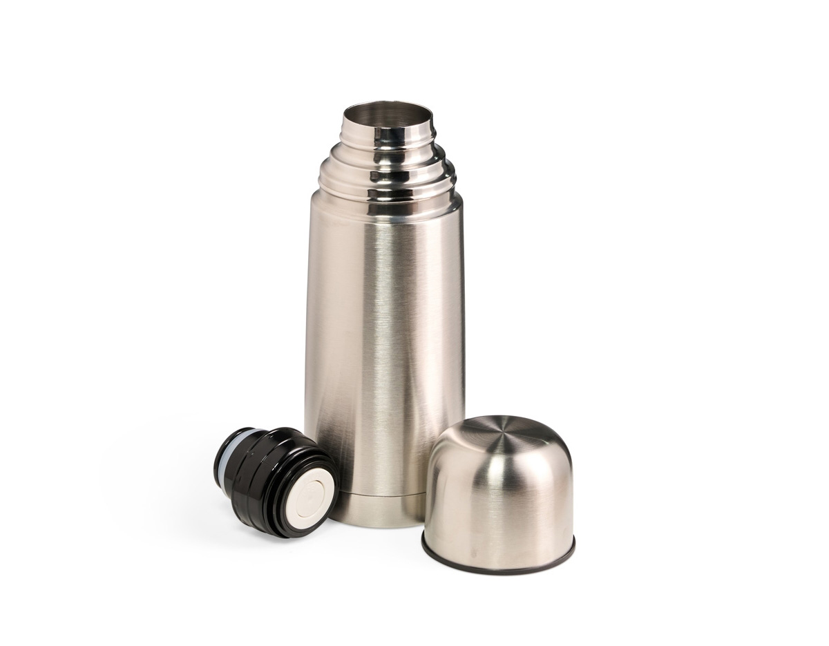 Garrafa Térmica feita em inox com capacidade de 500ml. Contém tampa utilizável como copo e botão interno de acionamento para abrir e fechar o bocal