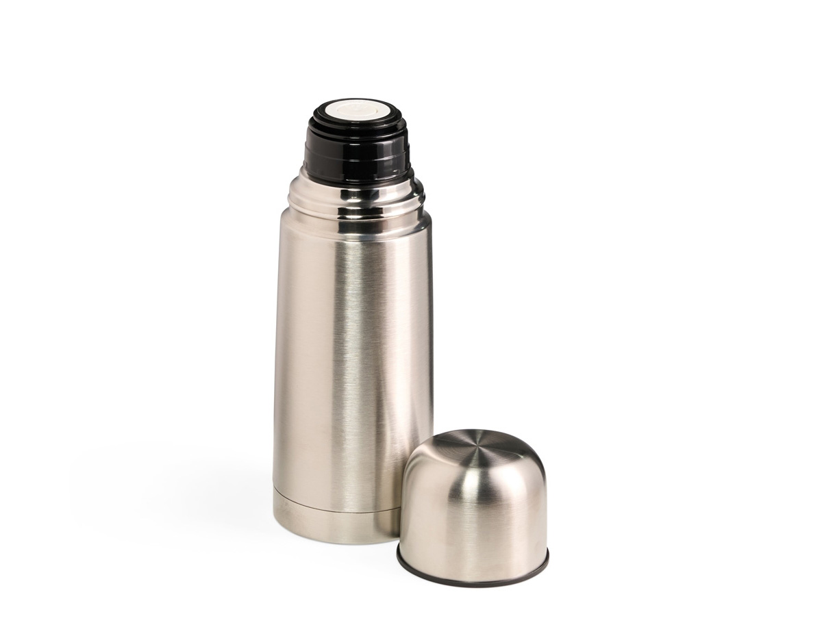 Garrafa Térmica feita em inox com capacidade de 500ml. Contém tampa utilizável como copo e botão interno de acionamento para abrir e fechar o bocal