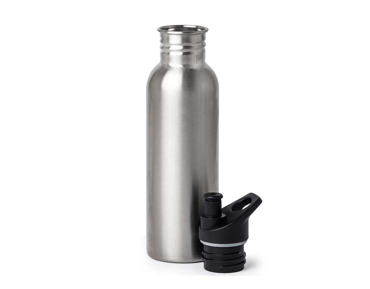 Squeeze em inox com capacidade de 700ml, ideal para hidratação no dia a dia ou atividades físicas. Conta com tampa rosqueável, bico plástico para facilitar o consumo e alça integrada que oferece praticidade no transporte. Resistente, durável e com design moderno, é uma excelente opção de brinde ou uso pessoal.  Deseja incluir alguma informação sobre cores ou personalização?