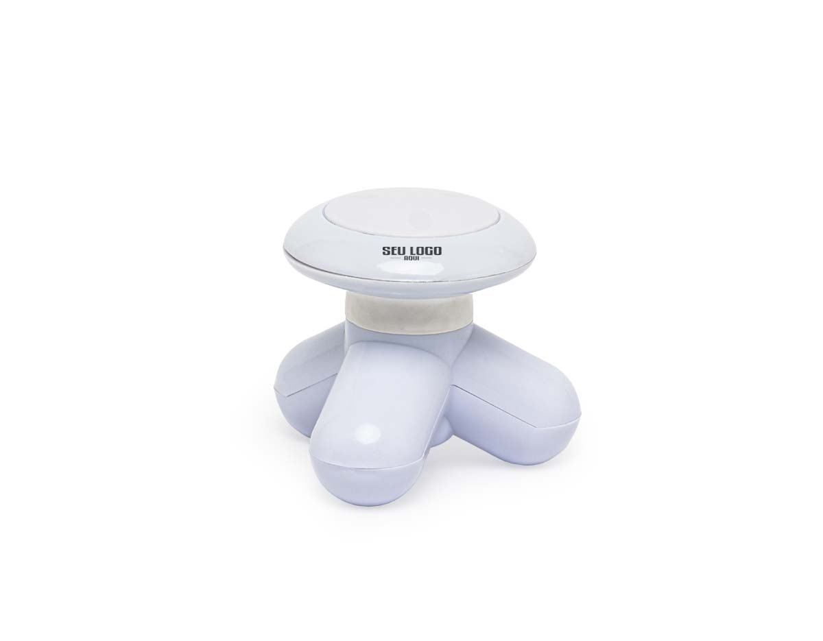 Feito para aliviar tensões musculares, nosso massageador é bastante eficiente e relaxante. Produzido em plástico leve e resistente, possui funcionamento versátil, sendo possível optar por usar o cabo USB ou 3 pilhas AAA, proporcionando mais flexibilidade na hora de usá-lo. Um excelente massageador para aumentar a qualidade de vida e dar um toque de conforto ao dia a dia.