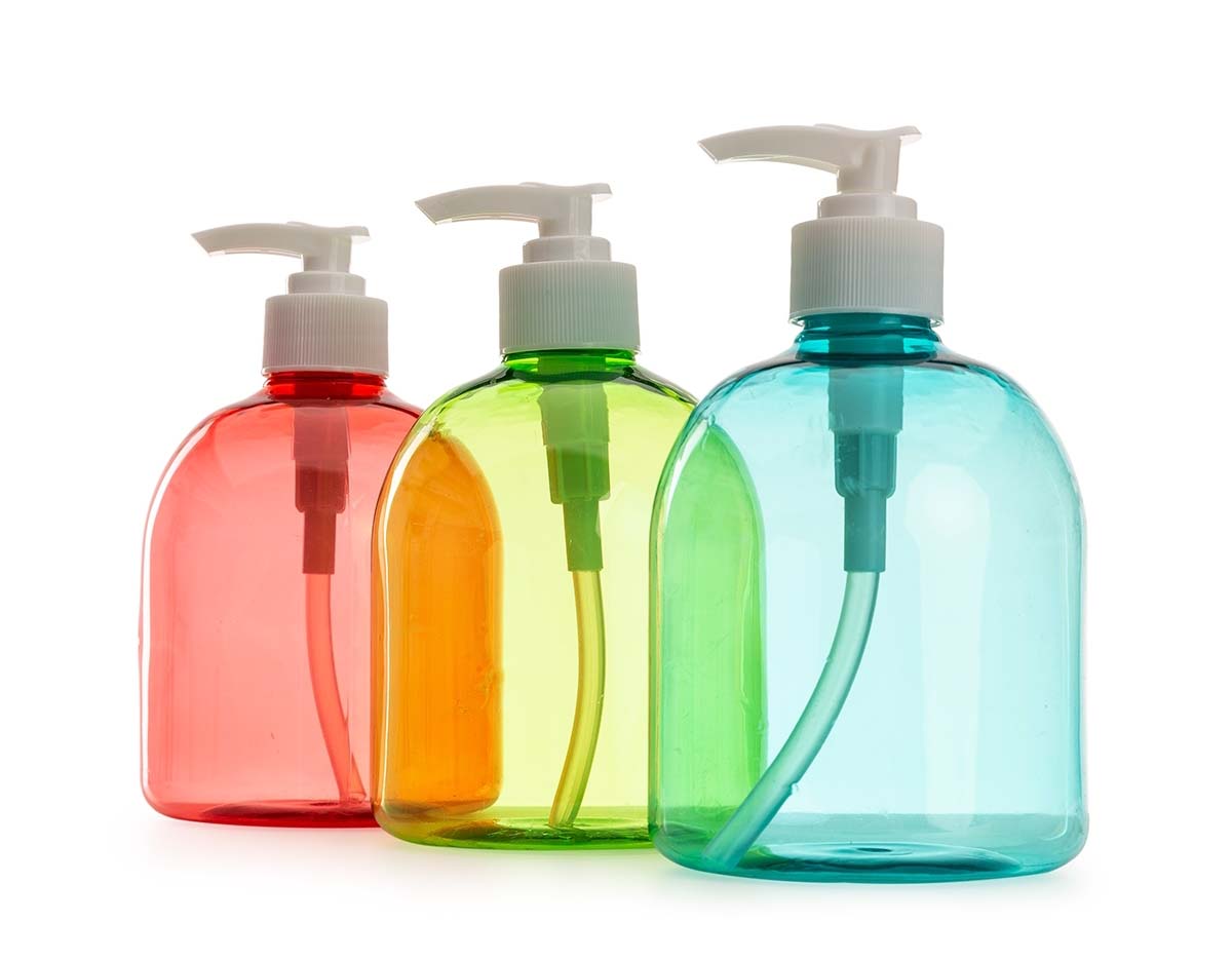 Frasco 480ml produzido em plástico colorido, tampa rosquável com válvula pump e trava de segurança, basta pressionar e girar a parte superior para travar o produto.