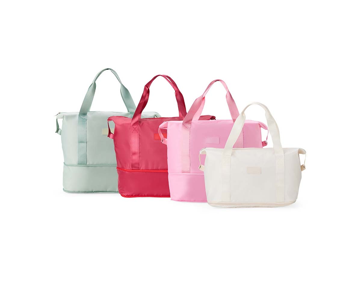 Muito mais espaço e praticidade em uma só bolsa esportiva para carregar equipamentos, calçados e roupas até academias, quadras, estúdios ou viagens em geral. Feita em poliéster resistente à água, ela possui um compartimento expansível que, quando aberto em zíper, aumenta a capacidade máxima da bolsa para até 26 litros. Além do amplo espaço interno com direito a bolso para organização de objetos menores, também apresenta bolso externo com área para o encaixe de alças de malas de viagem e, com isso, é possível criar combinações práticas em deslocamentos.