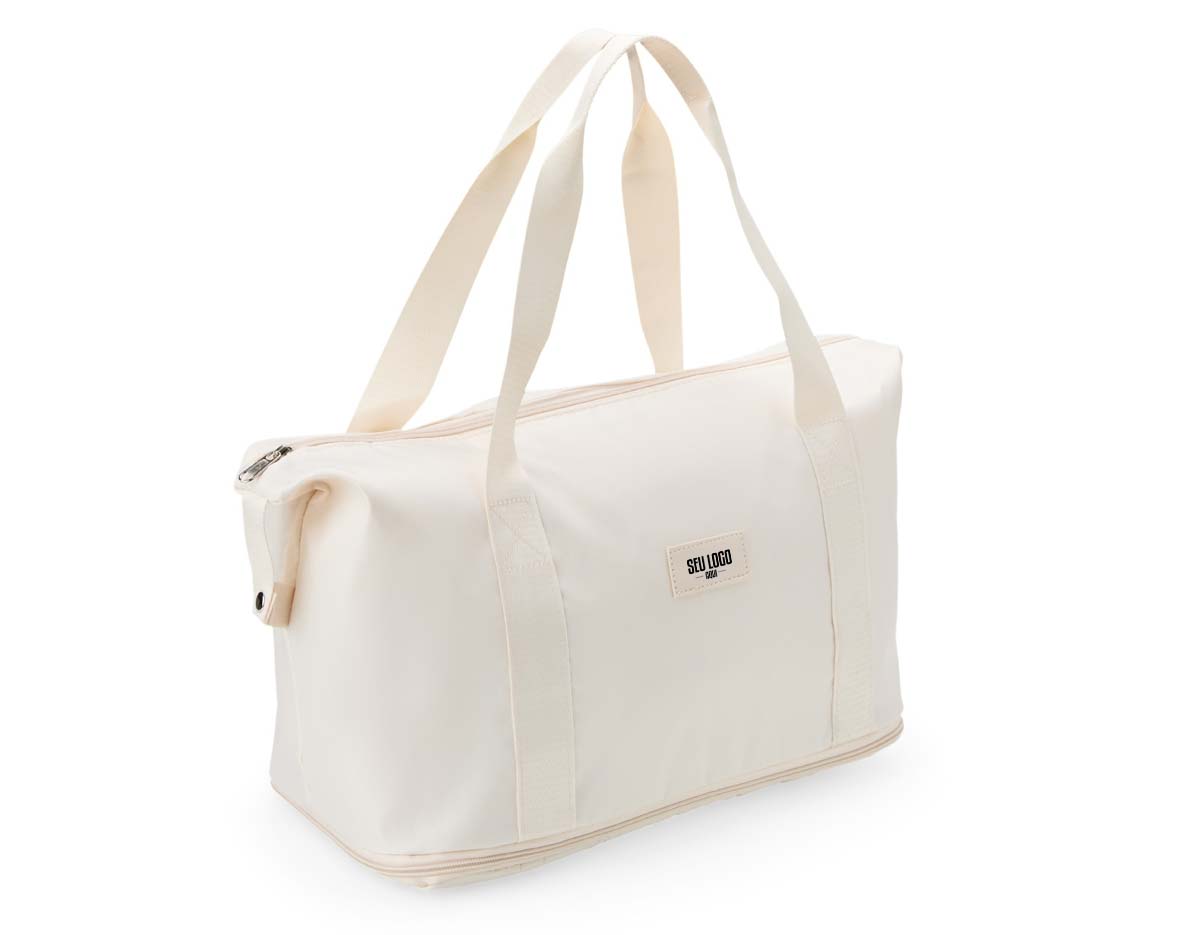 Muito mais espaço e praticidade em uma só bolsa esportiva para carregar equipamentos, calçados e roupas até academias, quadras, estúdios ou viagens em geral. Feita em poliéster resistente à água, ela possui um compartimento expansível que, quando aberto em zíper, aumenta a capacidade máxima da bolsa para até 26 litros. Além do amplo espaço interno com direito a bolso para organização de objetos menores, também apresenta bolso externo com área para o encaixe de alças de malas de viagem e, com isso, é possível criar combinações práticas em deslocamentos.