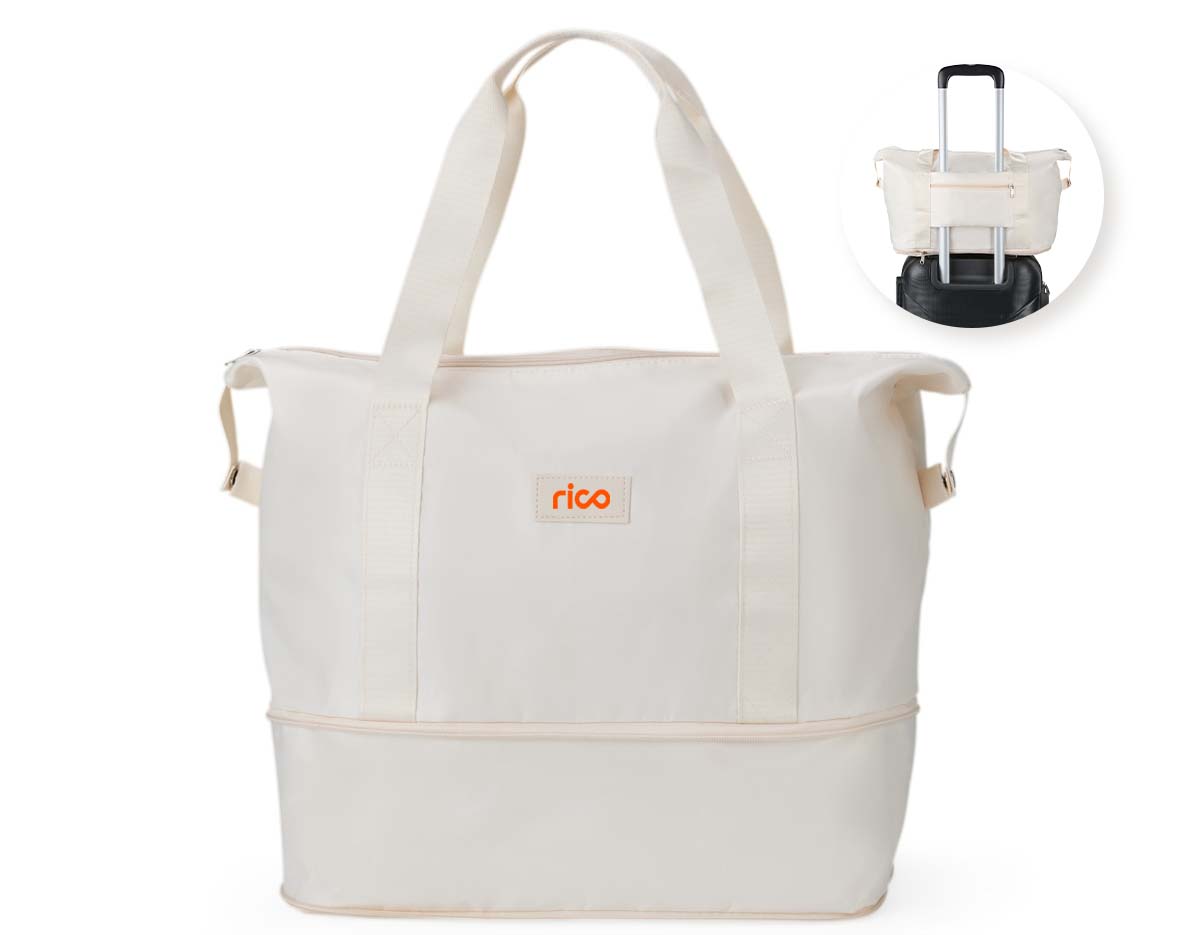 Muito mais espaço e praticidade em uma só bolsa esportiva para carregar equipamentos, calçados e roupas até academias, quadras, estúdios ou viagens em geral. Feita em poliéster resistente à água, ela possui um compartimento expansível que, quando aberto em zíper, aumenta a capacidade máxima da bolsa para até 26 litros. Além do amplo espaço interno com direito a bolso para organização de objetos menores, também apresenta bolso externo com área para o encaixe de alças de malas de viagem e, com isso, é possível criar combinações práticas em deslocamentos.