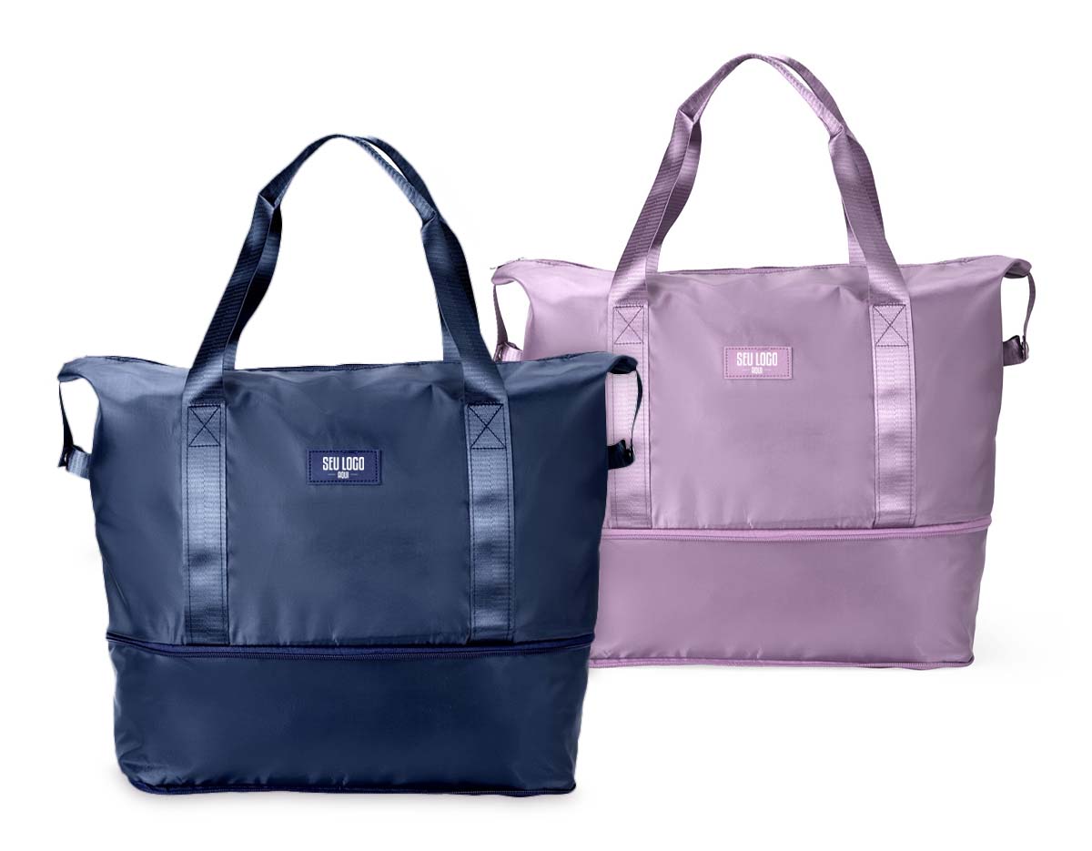 Muito mais espaço e praticidade em uma só bolsa esportiva para carregar equipamentos, calçados e roupas até academias, quadras, estúdios ou viagens em geral. Feita em poliéster resistente à água, ela possui um compartimento expansível que, quando aberto em zíper, aumenta a capacidade máxima da bolsa para até 26 litros. Além do amplo espaço interno com direito a bolso para organização de objetos menores, também apresenta bolso externo com área para o encaixe de alças de malas de viagem e, com isso, é possível criar combinações práticas em deslocamentos.