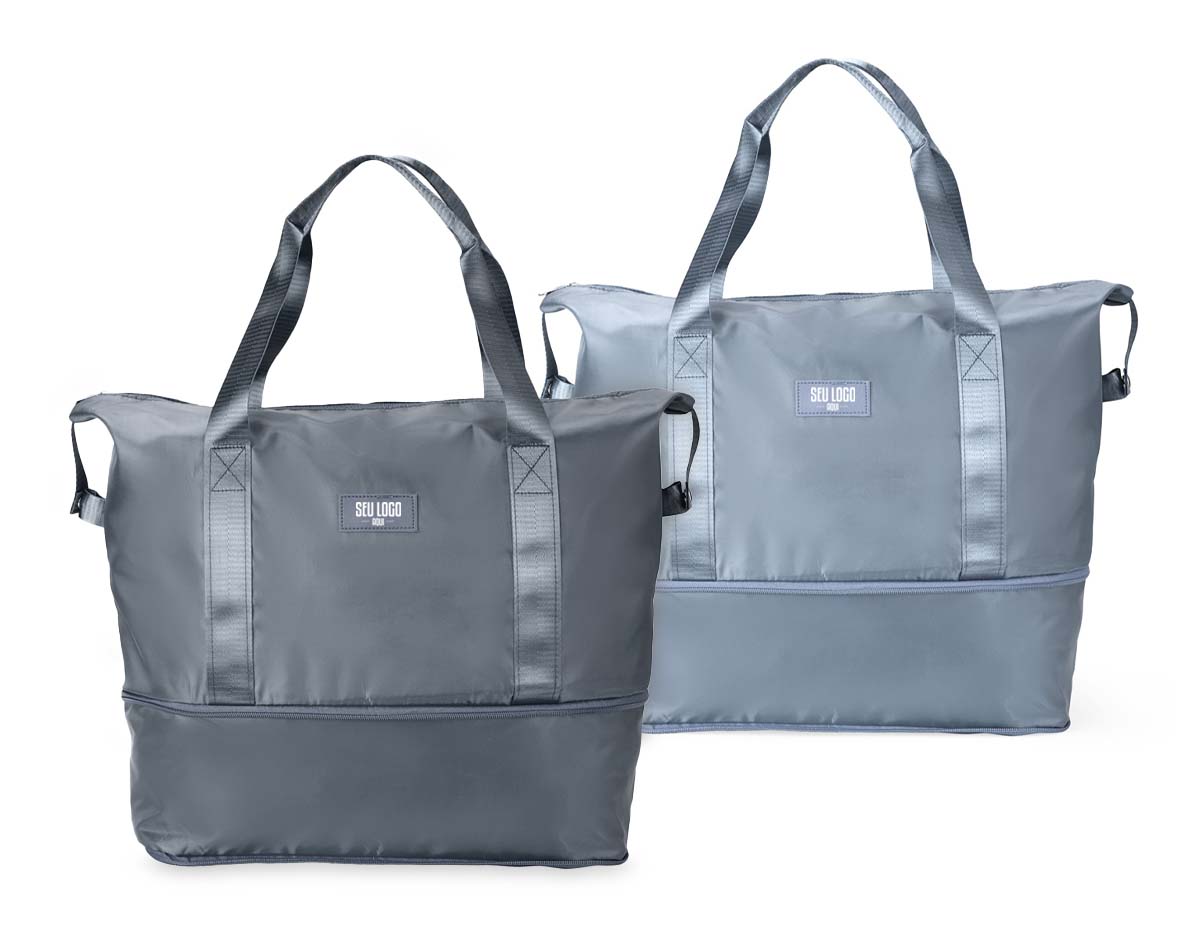Muito mais espaço e praticidade em uma só bolsa esportiva para carregar equipamentos, calçados e roupas até academias, quadras, estúdios ou viagens em geral. Feita em poliéster resistente à água, ela possui um compartimento expansível que, quando aberto em zíper, aumenta a capacidade máxima da bolsa para até 26 litros. Além do amplo espaço interno com direito a bolso para organização de objetos menores, também apresenta bolso externo com área para o encaixe de alças de malas de viagem e, com isso, é possível criar combinações práticas em deslocamentos.