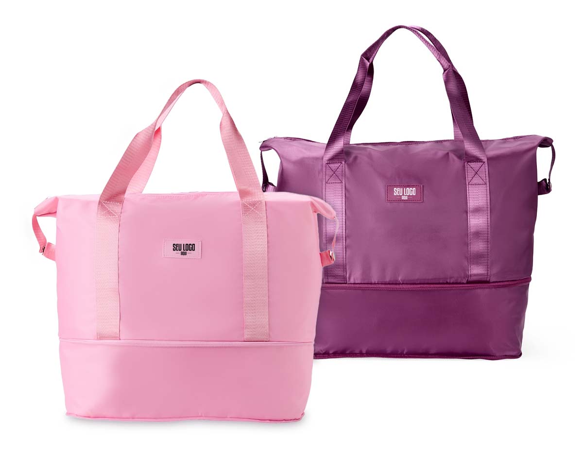 Muito mais espaço e praticidade em uma só bolsa esportiva para carregar equipamentos, calçados e roupas até academias, quadras, estúdios ou viagens em geral. Feita em poliéster resistente à água, ela possui um compartimento expansível que, quando aberto em zíper, aumenta a capacidade máxima da bolsa para até 26 litros. Além do amplo espaço interno com direito a bolso para organização de objetos menores, também apresenta bolso externo com área para o encaixe de alças de malas de viagem e, com isso, é possível criar combinações práticas em deslocamentos.