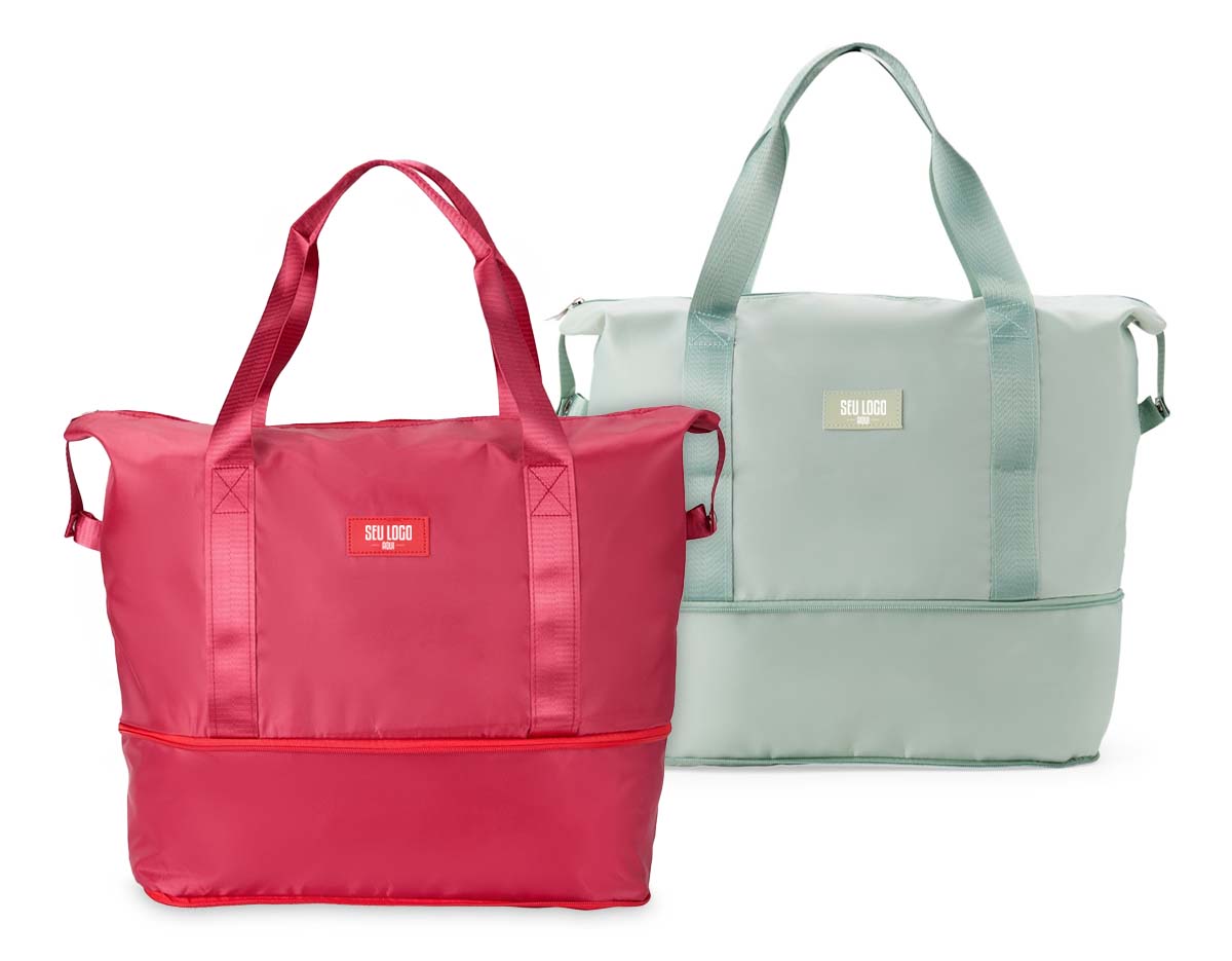 Muito mais espaço e praticidade em uma só bolsa esportiva para carregar equipamentos, calçados e roupas até academias, quadras, estúdios ou viagens em geral. Feita em poliéster resistente à água, ela possui um compartimento expansível que, quando aberto em zíper, aumenta a capacidade máxima da bolsa para até 26 litros. Além do amplo espaço interno com direito a bolso para organização de objetos menores, também apresenta bolso externo com área para o encaixe de alças de malas de viagem e, com isso, é possível criar combinações práticas em deslocamentos.