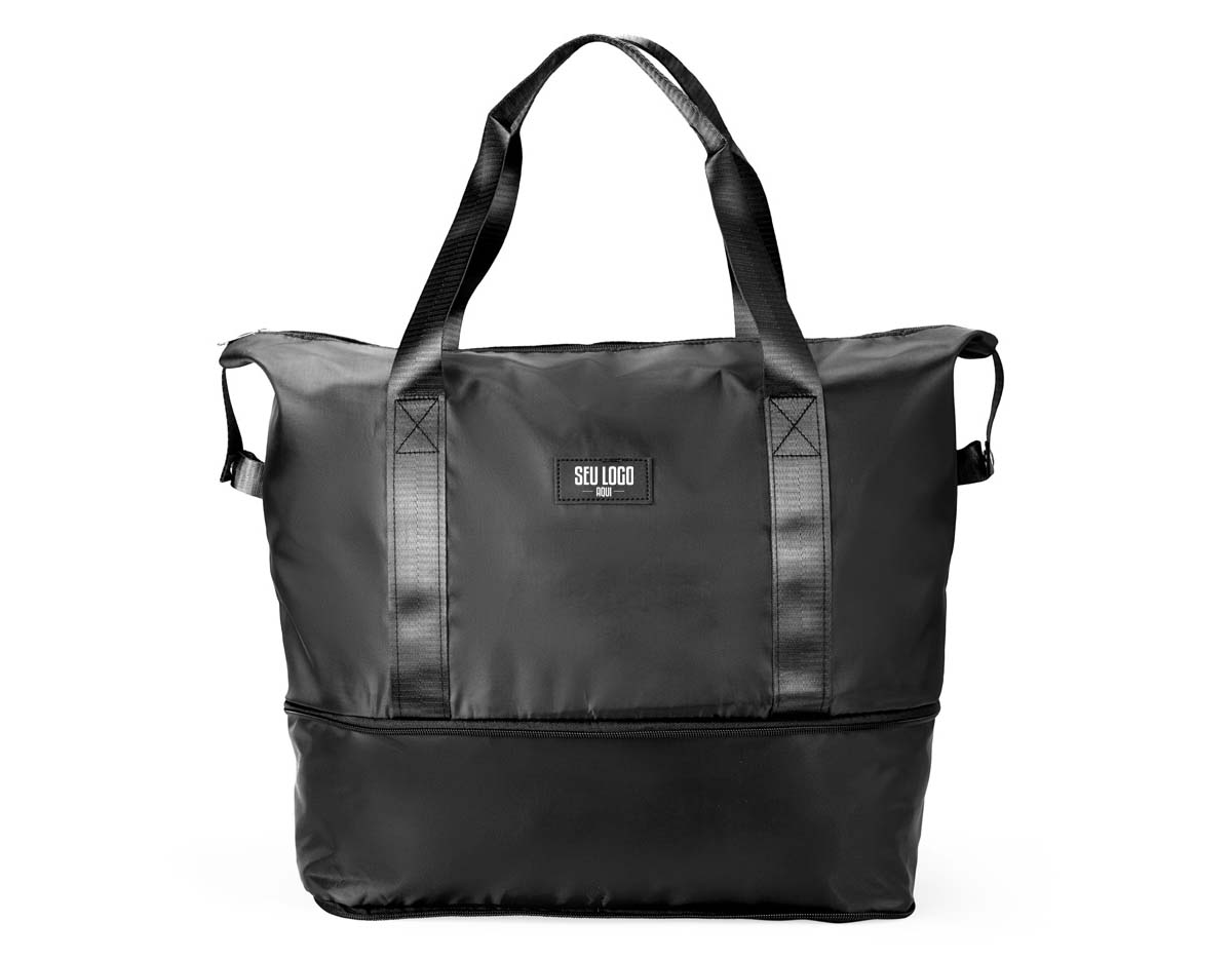 Muito mais espaço e praticidade em uma só bolsa esportiva para carregar equipamentos, calçados e roupas até academias, quadras, estúdios ou viagens em geral. Feita em poliéster resistente à água, ela possui um compartimento expansível que, quando aberto em zíper, aumenta a capacidade máxima da bolsa para até 26 litros. Além do amplo espaço interno com direito a bolso para organização de objetos menores, também apresenta bolso externo com área para o encaixe de alças de malas de viagem e, com isso, é possível criar combinações práticas em deslocamentos.