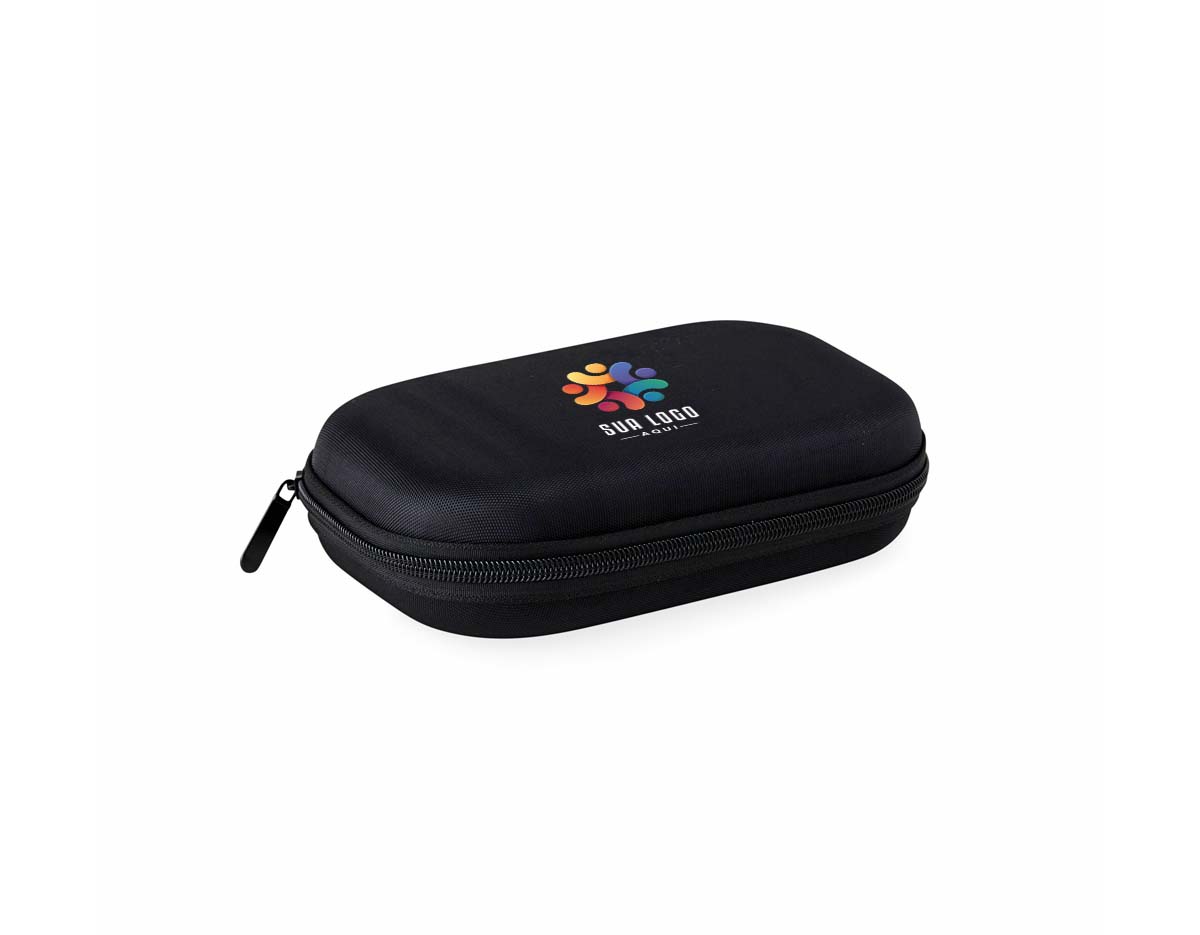 Estojo confeccionado em nylon resistente, com telas organizadoras internas que facilitam a disposição e o acesso rápido aos itens. O interior é totalmente forrado, oferecendo maior proteção aos componentes armazenados. Ideal para a montagem de kits tecnológicos, como acessórios de informática, carregadores, cabos, adaptadores, dispositivos eletrônicos e outros itens essenciais para o dia a dia ou viagens. Compacto, leve e funcional, é a solução prática para manter tudo organizado em um só lugar.