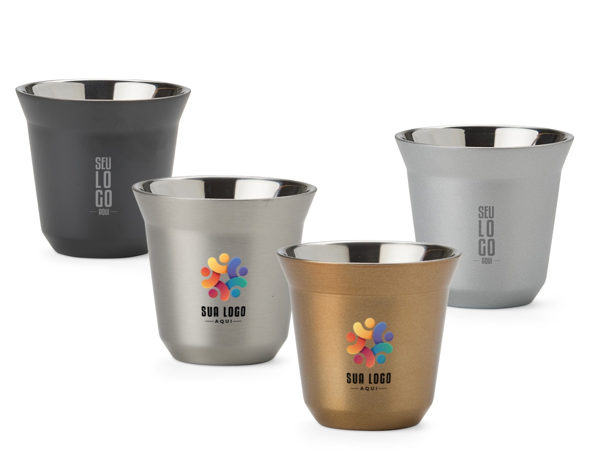 Brinde os momentos inesquecíveis ou aprecie aquela pausa para o café com um copo à altura! Este copo inox com capacidade de 80ml é a opção ideal para marcar os bons momentos da vida, desde uma celebração até um momento mais tranquilo ou intimista. A parede dupla mantém a temperatura da bebida agradável por mais tempo para que a única preocupação seja aproveitar plenamente cada instante.