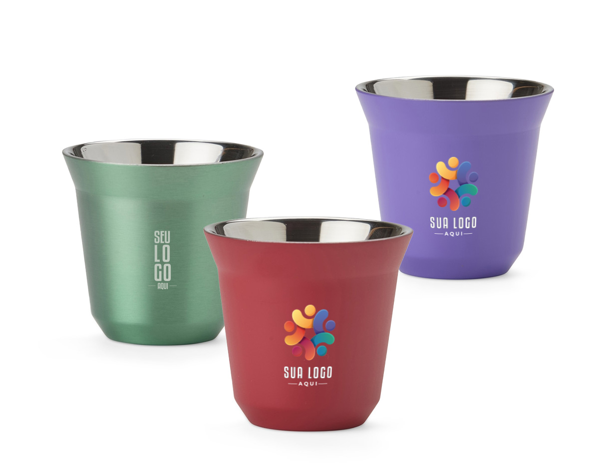 Brinde os momentos inesquecíveis ou aprecie aquela pausa para o café com um copo à altura! Este copo inox com capacidade de 80ml é a opção ideal para marcar os bons momentos da vida, desde uma celebração até um momento mais tranquilo ou intimista. A parede dupla mantém a temperatura da bebida agradável por mais tempo para que a única preocupação seja aproveitar plenamente cada instante.