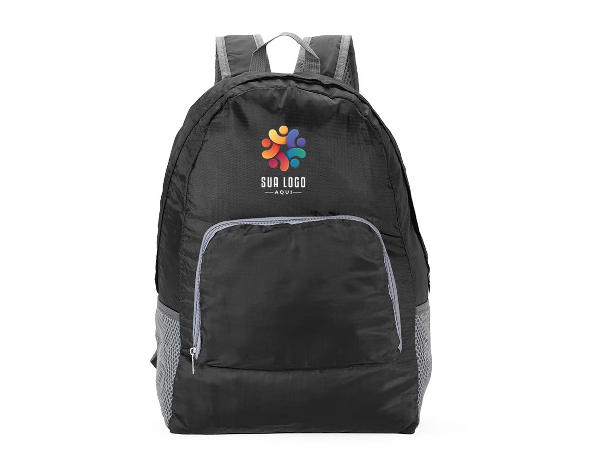 Esteja pronto para tudo o que vier com esta mochila dobrável! Ela combina praticidade e estilo com seu design funcional e enxuto. Quando dobrada, ela assume um formato parecido ao de uma pasta. Porém, basta abri-la para desdobrar e aproveitar ao máximo de todos os seus compartimentos. Feita em nylon impermeável e com capacidade de até 13 litros, a mochila dobrável conta com um bolso externo e outro externo, além de dois bolsos laterais em tela. A versatilidade deste item torna-o uma opção excelente para a prática de atividades físicas ao ar livre ou para a rotina do cotidiano urbano.