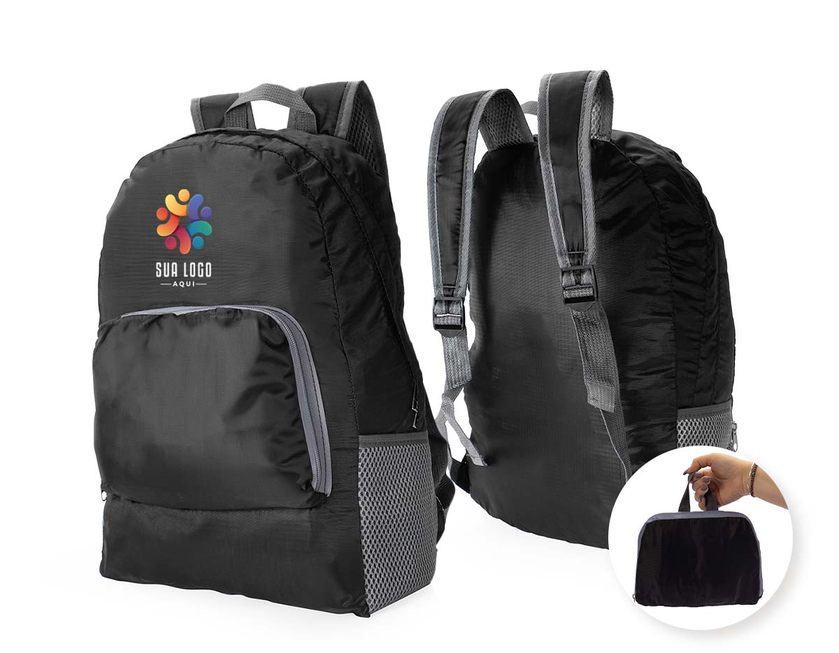 Esteja pronto para tudo o que vier com esta mochila dobrável! Ela combina praticidade e estilo com seu design funcional e enxuto. Quando dobrada, ela assume um formato parecido ao de uma pasta. Porém, basta abri-la para desdobrar e aproveitar ao máximo de todos os seus compartimentos. Feita em nylon impermeável e com capacidade de até 13 litros, a mochila dobrável conta com um bolso externo e outro externo, além de dois bolsos laterais em tela. A versatilidade deste item torna-o uma opção excelente para a prática de atividades físicas ao ar livre ou para a rotina do cotidiano urbano.