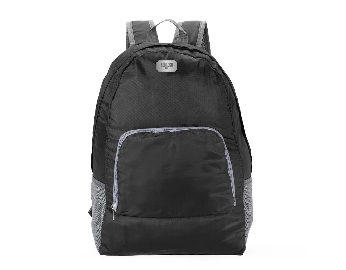 Esteja pronto para tudo o que vier com esta mochila dobrável! Ela combina praticidade e estilo com seu design funcional e enxuto. Quando dobrada, ela assume um formato parecido ao de uma pasta. Porém, basta abri-la para desdobrar e aproveitar ao máximo de todos os seus compartimentos. Feita em nylon impermeável e com capacidade de até 13 litros, a mochila dobrável conta com um bolso externo e outro externo, além de dois bolsos laterais em tela. A versatilidade deste item torna-o uma opção excelente para a prática de atividades físicas ao ar livre ou para a rotina do cotidiano urbano.