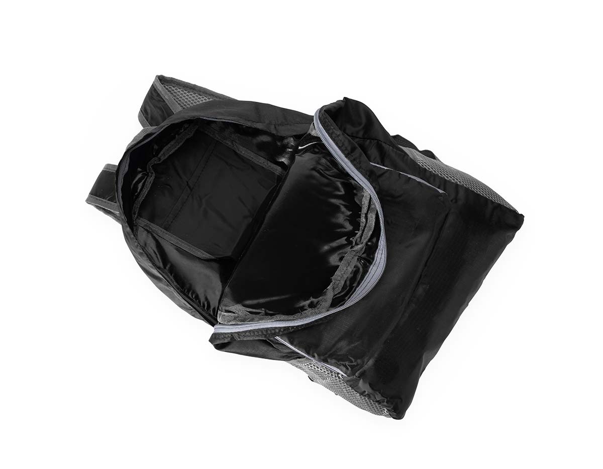 Esteja pronto para tudo o que vier com esta mochila dobrável! Ela combina praticidade e estilo com seu design funcional e enxuto. Quando dobrada, ela assume um formato parecido ao de uma pasta. Porém, basta abri-la para desdobrar e aproveitar ao máximo de todos os seus compartimentos. Feita em nylon impermeável e com capacidade de até 13 litros, a mochila dobrável conta com um bolso externo e outro externo, além de dois bolsos laterais em tela. A versatilidade deste item torna-o uma opção excelente para a prática de atividades físicas ao ar livre ou para a rotina do cotidiano urbano.