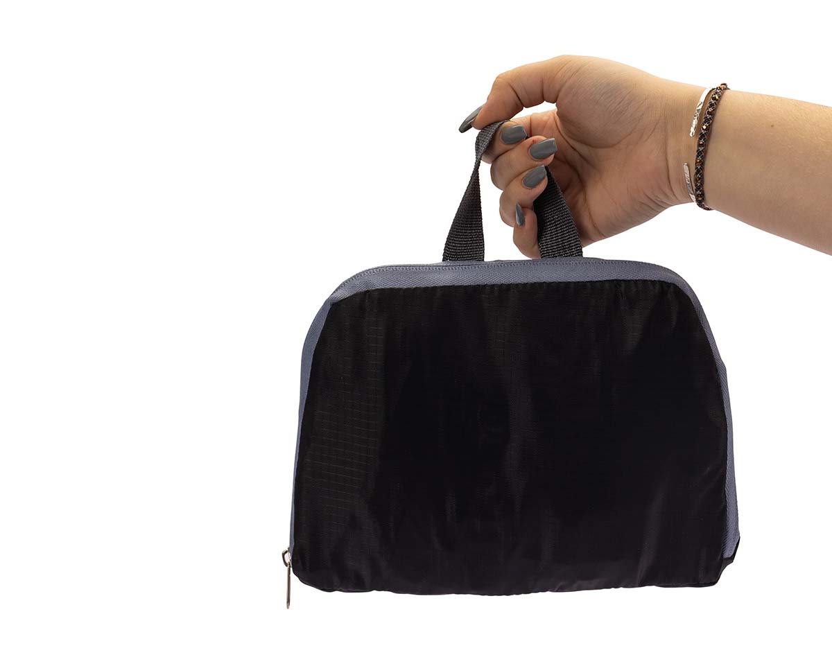 Esteja pronto para tudo o que vier com esta mochila dobrável! Ela combina praticidade e estilo com seu design funcional e enxuto. Quando dobrada, ela assume um formato parecido ao de uma pasta. Porém, basta abri-la para desdobrar e aproveitar ao máximo de todos os seus compartimentos. Feita em nylon impermeável e com capacidade de até 13 litros, a mochila dobrável conta com um bolso externo e outro externo, além de dois bolsos laterais em tela. A versatilidade deste item torna-o uma opção excelente para a prática de atividades físicas ao ar livre ou para a rotina do cotidiano urbano.