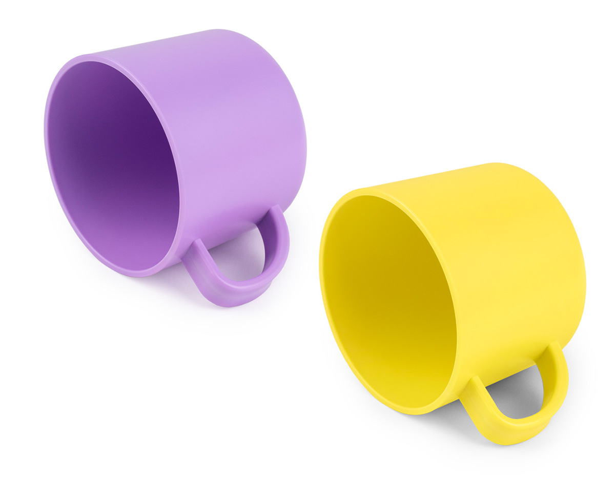Conjunto com 4 xícaras confeccionadas em plástico RPET, todas na mesma cor, com design prático e funcional. Cada xícara possui capacidade para até 200 ml e é segura para uso em micro-ondas, oferecendo praticidade no dia a dia. Sustentáveis e reutilizáveis, são ideais para uso doméstico, corporativo ou em eventos.