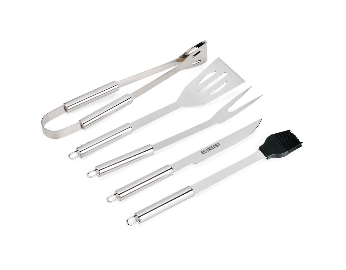 Um kit ideal para acompanhar momentos de confraternização marcantes que apenas um bom churrasco pode proporcionar. O nosso kit traz 5 itens em aço inox indispensáveis para preparar um bom churrasco: 1 faca de 6,2 polegadas de lâmina, um garfo, 1 espátula, 1 pincel com cerdas de silicone e 1 pegador. Além disso, ele acompanha um estojo de nylon com um par de alças fixas para dar maior facilidade de transporte, além de uma placa metálica personalizável com verso autoadesivo.