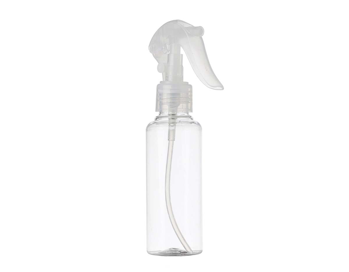 Borrifador plástico com capacidade de 100 ml, ideal para líquidos como álcool, perfumes, cosméticos ou soluções de limpeza. Frasco fabricado em polietileno (PE), material leve, resistente e de fácil manuseio. Conta com borrifador rosqueável, equipado com trava de segurança, garantindo praticidade no uso e evitando acionamentos acidentais durante o transporte. Perfeito para uso pessoal, profissional ou em kits promocionais.