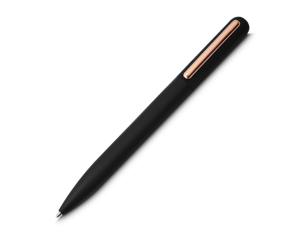 Caneta esferográfica com corpo em alumínio, leve e resistente, ideal para o uso diário com um toque de sofisticação. Possui clip em latão reciclável, unindo design funcional e preocupação ambiental. Escrita suave e precisa com tinta azul. Excelente opção para brindes corporativos, eventos ou uso pessoal com estilo e consciência sustentável.