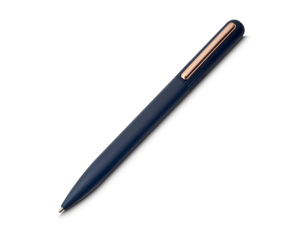 Caneta esferográfica com corpo em alumínio, leve e resistente, ideal para o uso diário com um toque de sofisticação. Possui clip em latão reciclável, unindo design funcional e preocupação ambiental. Escrita suave e precisa com tinta azul. Excelente opção para brindes corporativos, eventos ou uso pessoal com estilo e consciência sustentável.