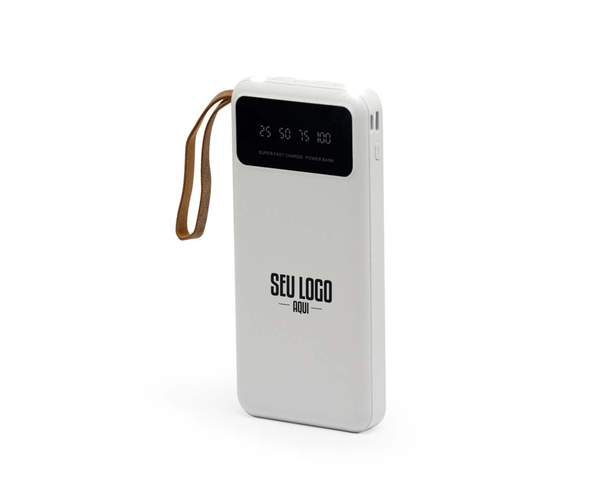 Carregador power bank de 10.000mAh com lanternas, múltiplas saídas e suporte para celular. Fabricado em plástico com display integrado, este power bank vem equipado com quatro cabos de carregamento, eliminando a necessidade de transportar cabos extras. Compatível com entradas V8, Tipo-C, Lightning e USB, praticidade é o sinônimo deste carregador. Com alça de couro sintético e um suporte funcional para celular, estilo gaveta, o power bank possui capacidade real de 6.000mAh para manter os dispositivos sempre carregados. Acompanha cabo USB-V8.
